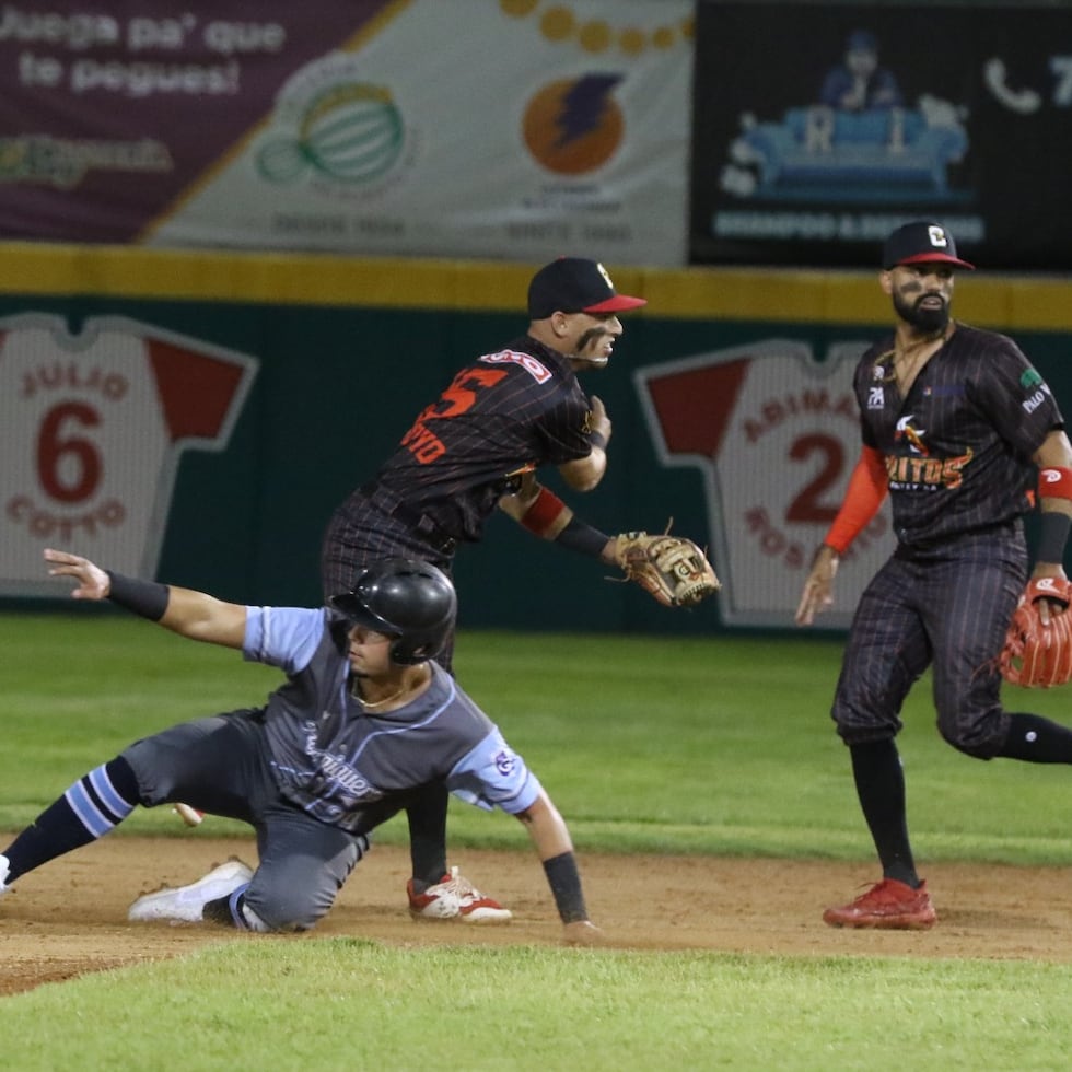 Jan Arroyo completa un out en la intermedia por los Toritos, en el partido en que Cayey venció 7-3 a los Libertadores de Hormigueros en el inicio del Carnaval de Campeones.