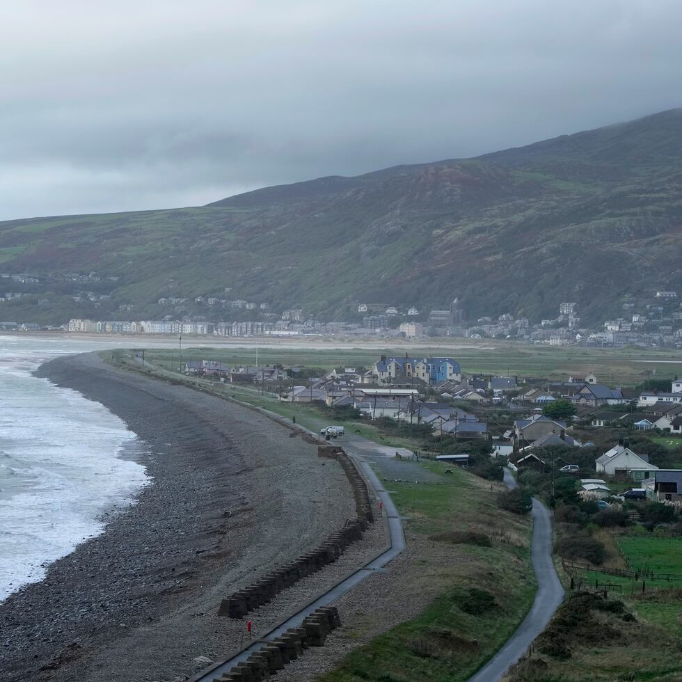 Vista de Fairbourne, el primer pueblo costero del Reino Unido condenado a desaparecer por la subida de las aguas como consecuencia del cambio climático.