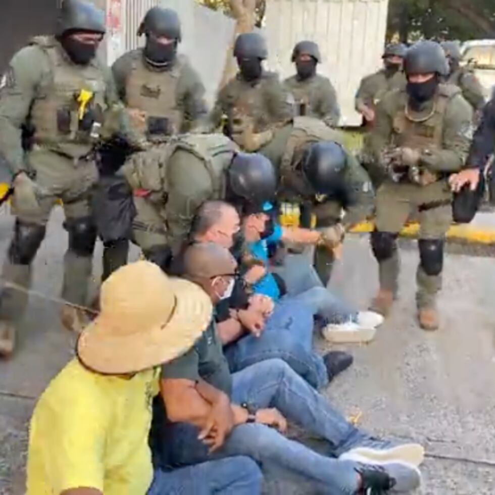 Captura de vídeo que muestra el momento en que oficiales de la Policía comenzaron a remover a los empleados que impedían el paso en el Centro Gubernamental Minillas.