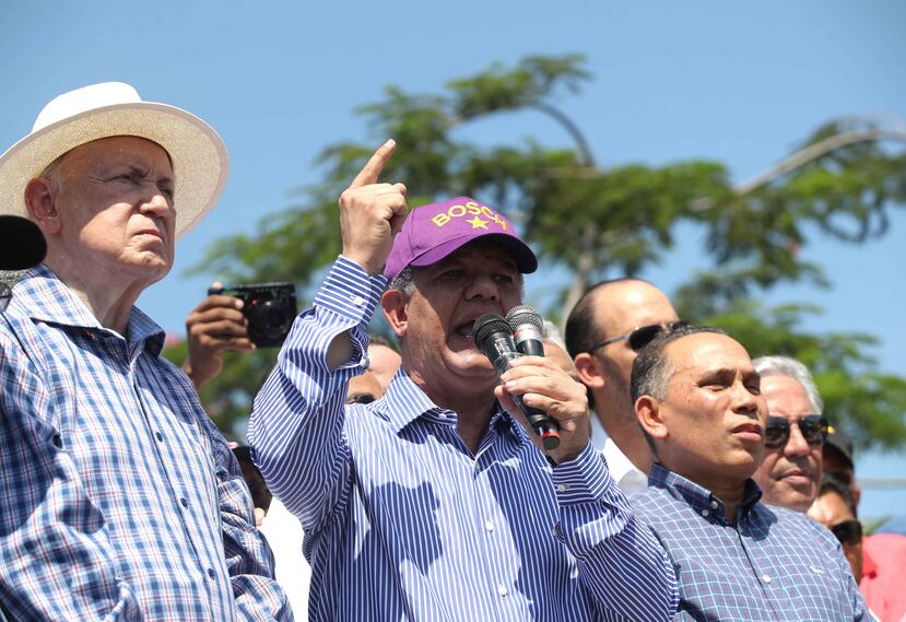 El expresidente dominicano Leonel Fernández (c) habla este lunes ante cientos de seguidores que llegaron hasta las puertas de la Junta Central Electoral. (EFE/Orlando Barría)