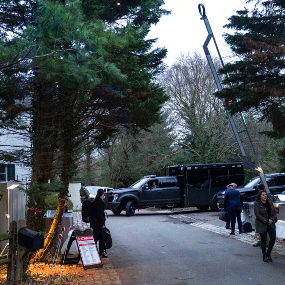 ARCHIVO - El acceso a la casa del presidente Joe Biden en Wilmington, Delaware, visto desde el camión de la prensa, 13 de enero de 2023. (AP Foto/Carolyn Kaster, Archivo)