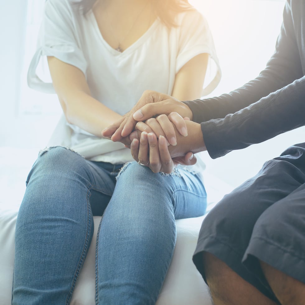 Man giving hand to depressed woman,Suicide prevention,Positive attitude and help open mind,Mental health care concept (Shutterstock)

PREVENCION SUICIDIO