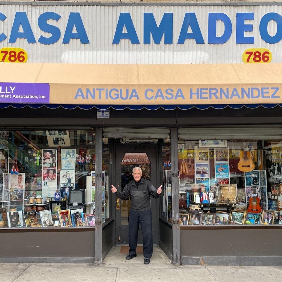 Mike Amadeo está al frente de la tienda "Casa Amadeo, Antigua Casa Hernández" en el Bronx, Nueva York.