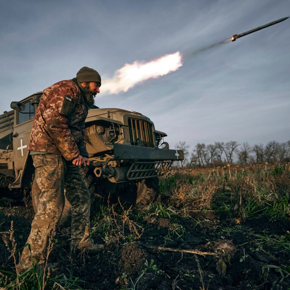 Soldados ucranianos lanzan cohetes contra fuerzas rusas en Bájmut, en la región de Donetsk en Ucrania, en una foto de archivo del 24 de noviembre de 2022. (AP foto/LIBKOS)