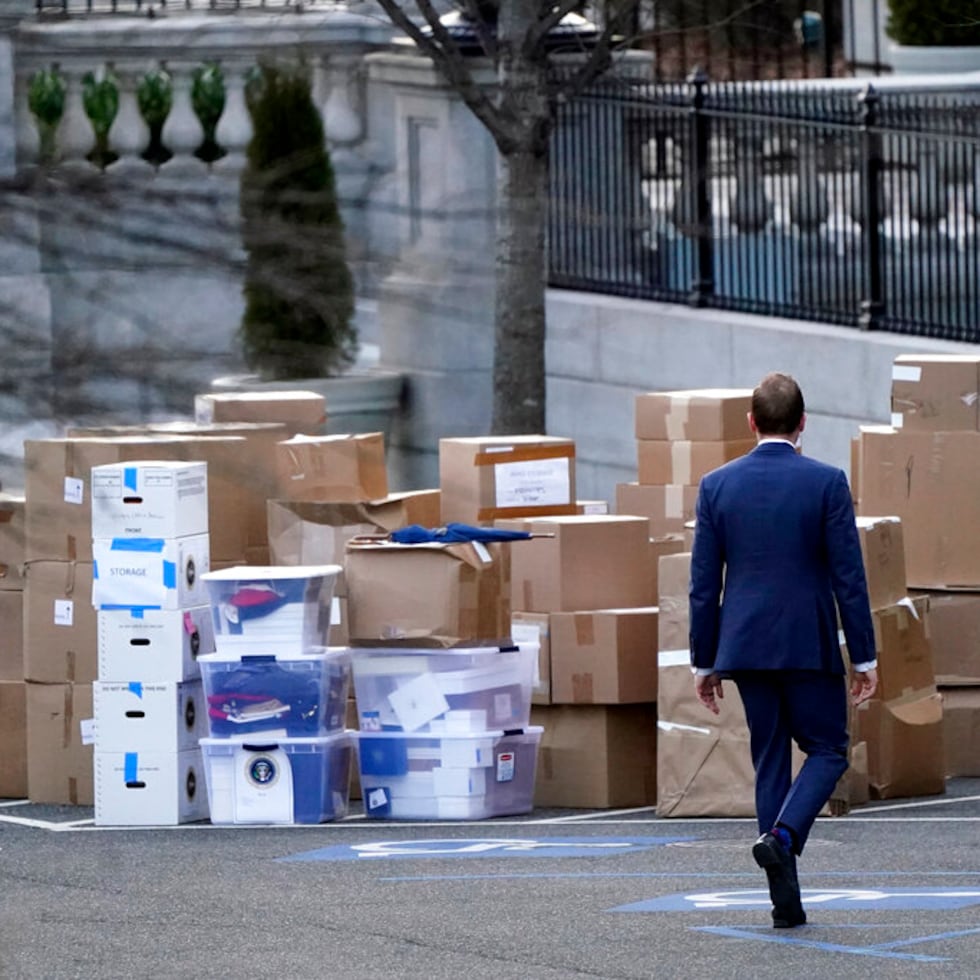 Un hombre pasa junto a cajas sacadas de una oficina de la Casa Blanca, el 14 de enero de 2021, en Washington. (Foto AP/Gerald Herbert, archivo)