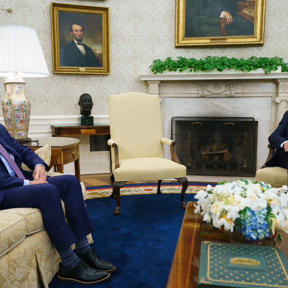 El presidente de la Cámara de Representantes, Kevin McCarthy, (izquierda) y el presidente Joe Biden.