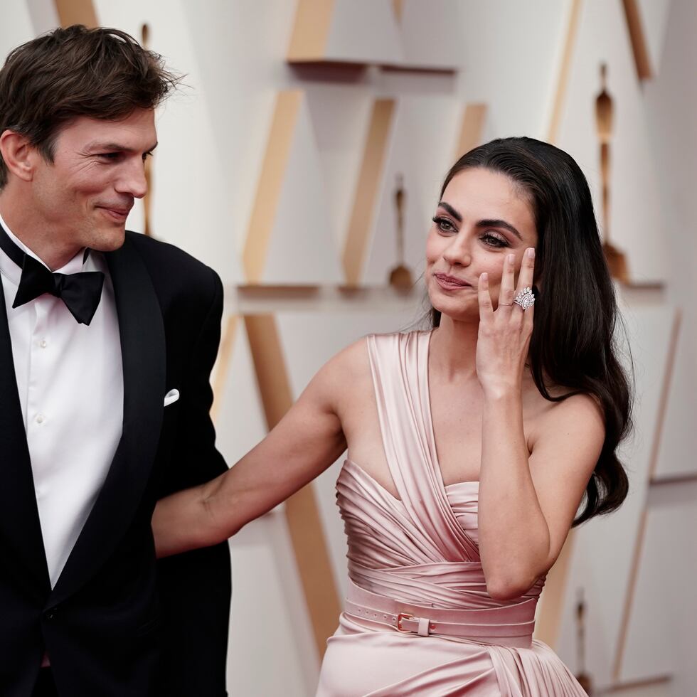 Ashton Kutcher junto a Mila Kunis a su llegada a los Oscar.