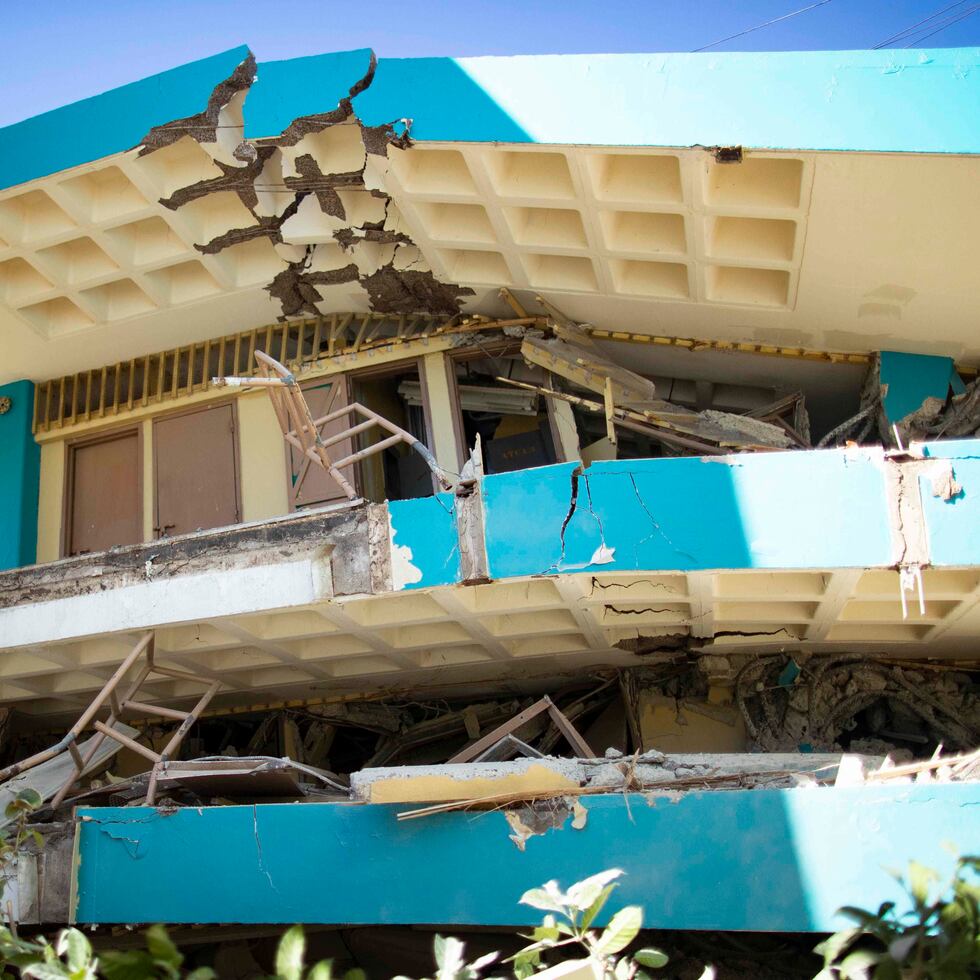 Imágenes impactantes de una escuela de tres pisos que colapsó en Guánica