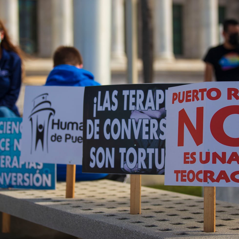 17 de mayo del 2021
San Juan, Puerto Rico
El Capitolio
Protesta organizada por el Comité Amplio para la Búsqueda de Equidad, CABE, en la que colocaron múltiples  juguetes rotos en simbolismo a las sonrisas que se apagan y a la angustia y soledad que representan la terapias de conversión. 
Teresa Canino Rivera/STAFF
teresa.canino@gfrmedia.com

