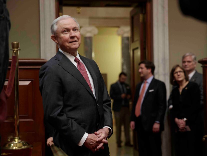 Sessions no tiene que vincularse legalmente con la ley local que habilita el plebiscito. (AP)