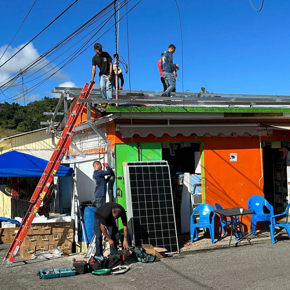 Todas las residencias de Alto de Cuba, en Adjuntas, serán energizadas con el sol, como parte de un proyecto de desarrollo local alternativo enfocado en la autogestión comunitaria, informó la organización Casa Pueblo.