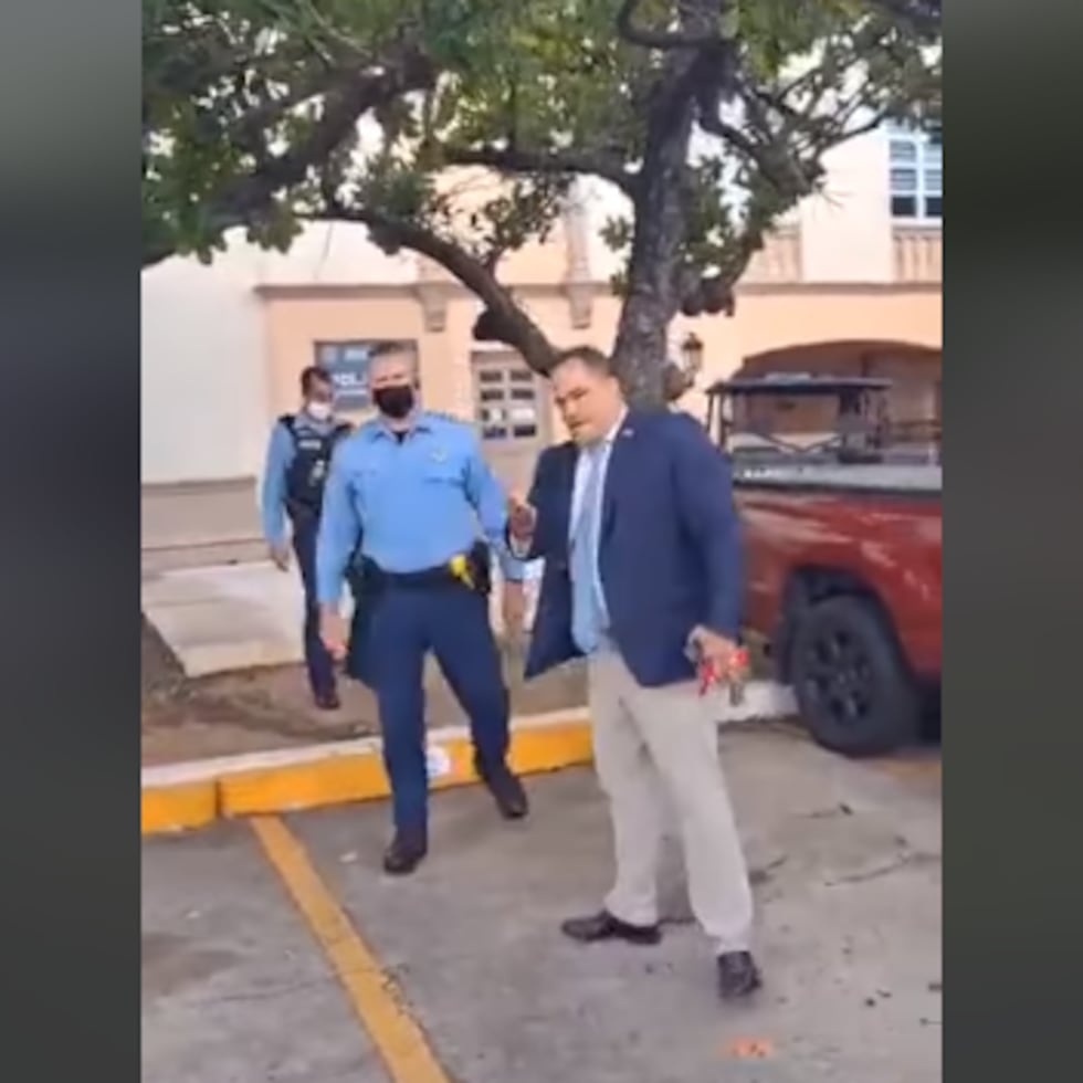 Captura del video en el que se ve al senador Carmelo Ríos acompañado de dos oficiales que arrestaron a Jadiel Torres.