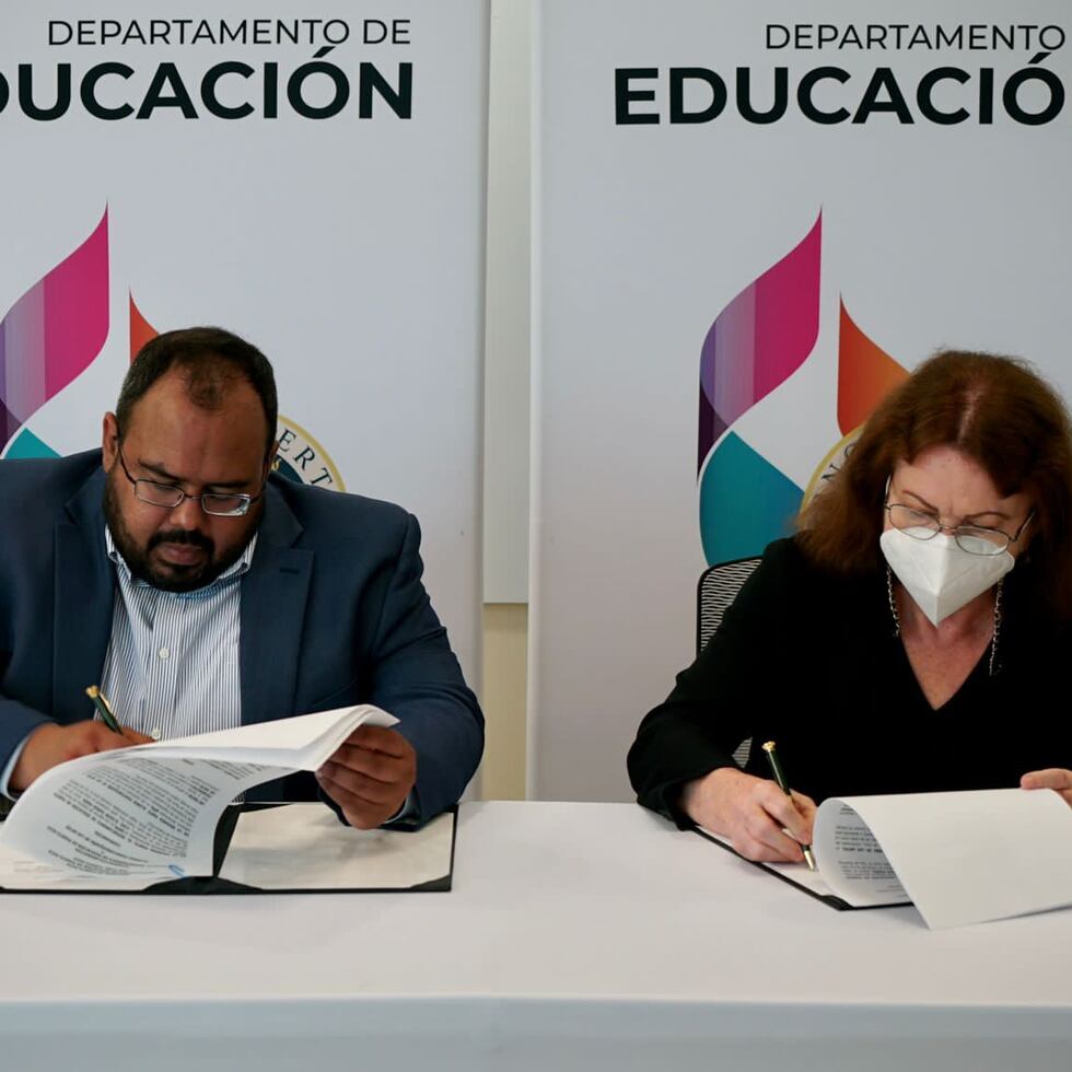 El secretario del Departamento de Educación, Eliezer Ramos Parés y María del Carmen Gil, presidenta de la Junta de Directores de la APPA.