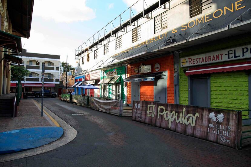 Vista de comercios cerrados en la Placita de Santurce durante el primer día de toque de queda.