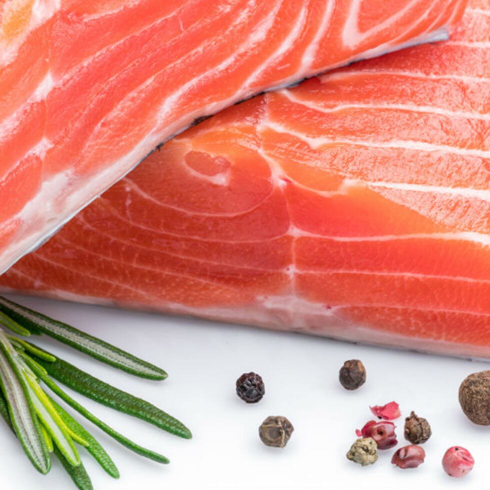 De todas las proteínas de fuente animal, el pescado es bajo en grasas saturadas y alto en ácidos grasos omega 3. (Shutterstock)