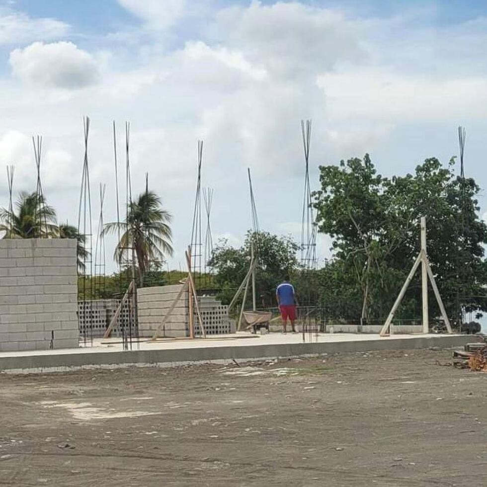 Construcción en la zona marítimo terrestre en el barrio Arenal, en Salinas. (Suministrada)