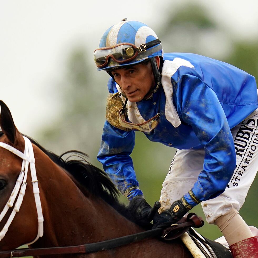 Foto del 11 de junio del 2022, el jinete puertorriqueño John Velazquez en Belmont Stakes. El jueves 25 de agosto del 2022, el jockey llega a 1,000 triunfos en Saratoga al norte de Nueva York. (AP Foto/Vera Nieuwenhuis, Archivo)