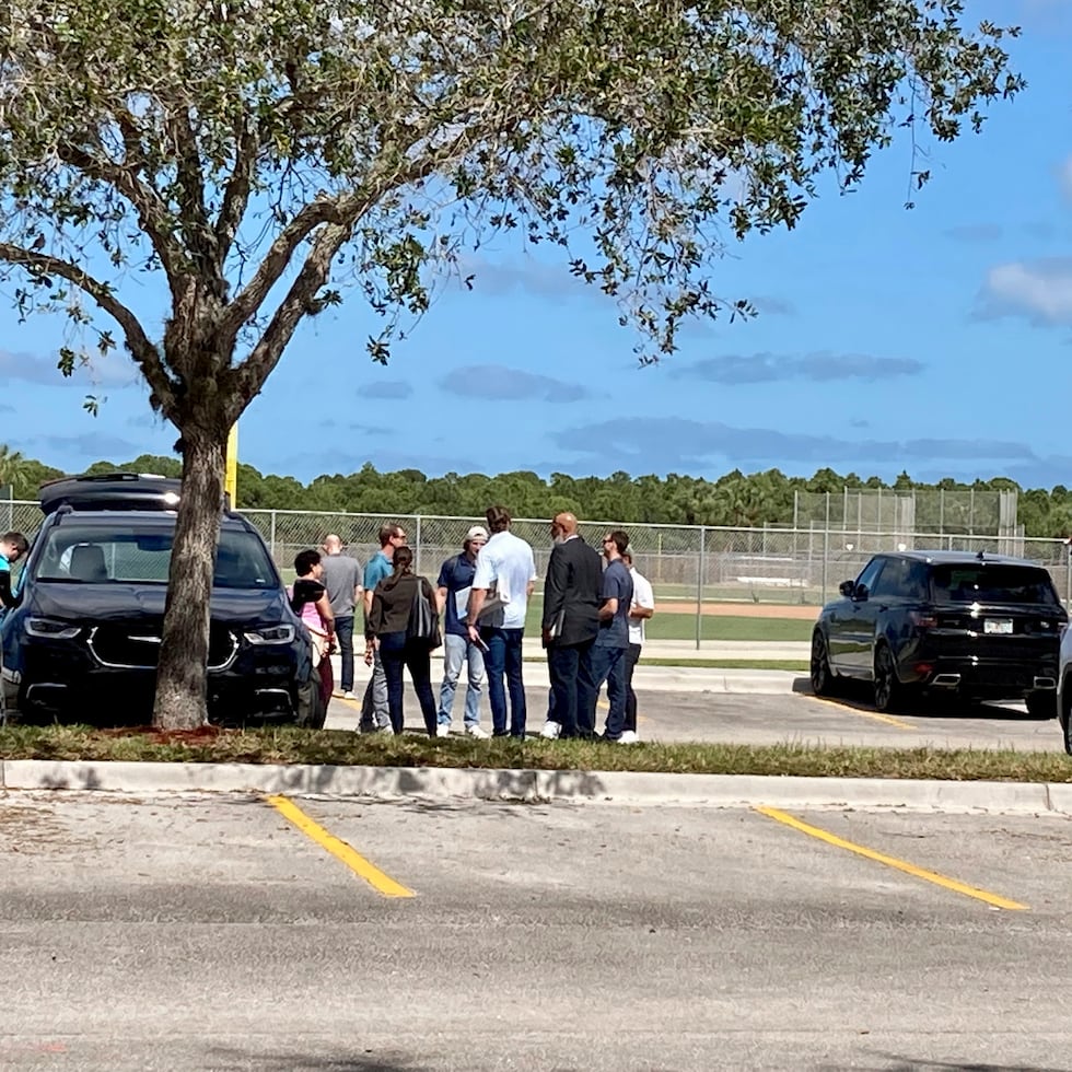 Miembros de la Asociación de Jugadores, incluyendo peloteros activos en su mayoría, en el estacionamiento del Roger Dean Stadium, casa de entrenamiento de los Marlins y de los Cardinals en Júpiter, Florida.