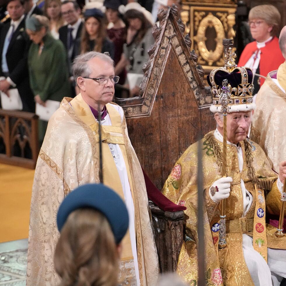 El rey Charles III tras ser coronado con la Corona de San Eduardo por el arzobispo de Canterbury, el reverendo Justin Welby, durante su ceremonia de coronación en la Abadía de Westminster en Londres.