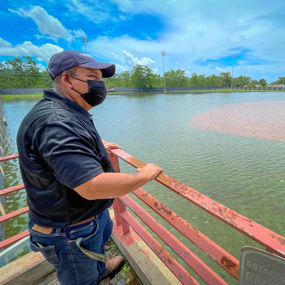 Carlos Lopez, alcalde de Rincón, observa el parque de béisbol de la comunidad Stella de Rincón, que permanecía inundado a dos días del paso de Fiona.