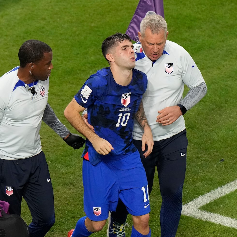 El estadounidense Christian Pulisic es auxiliado por los doctores tras anotar en el partido del Grupo B del Mundial que enfrentó a Estados Unidos e Irán, en el estadio Al Thumama, en Doha, Catar, el 29 de noviembre.