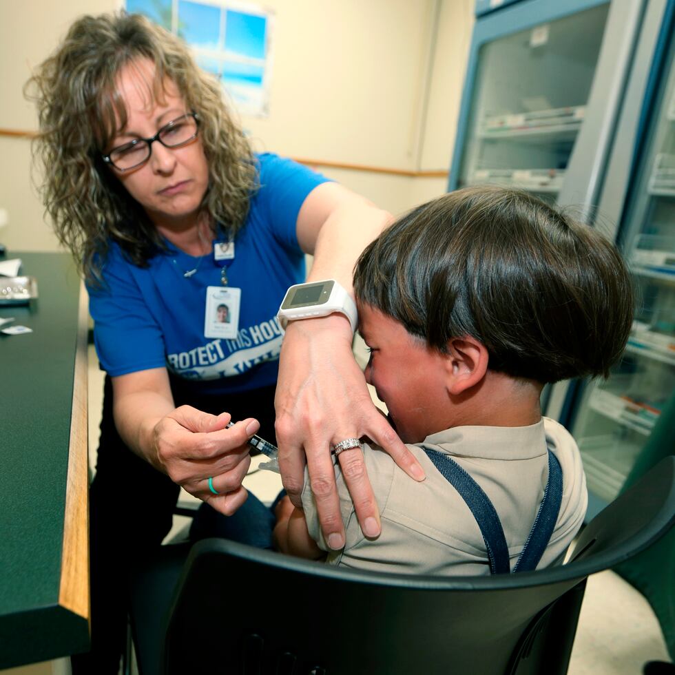 Un niño recibe una vacuna en Mount Vernon, Ohio.