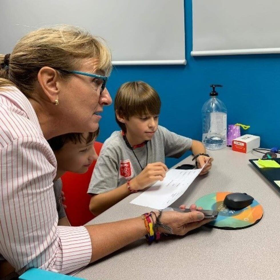 Los estudiantes trabajaron destrezas de matemáticas y aplicaron valores, junto a su profesora Mari Aparicio, para luego confeccionar y vender galletas y “limbers”.  (Suministrada)