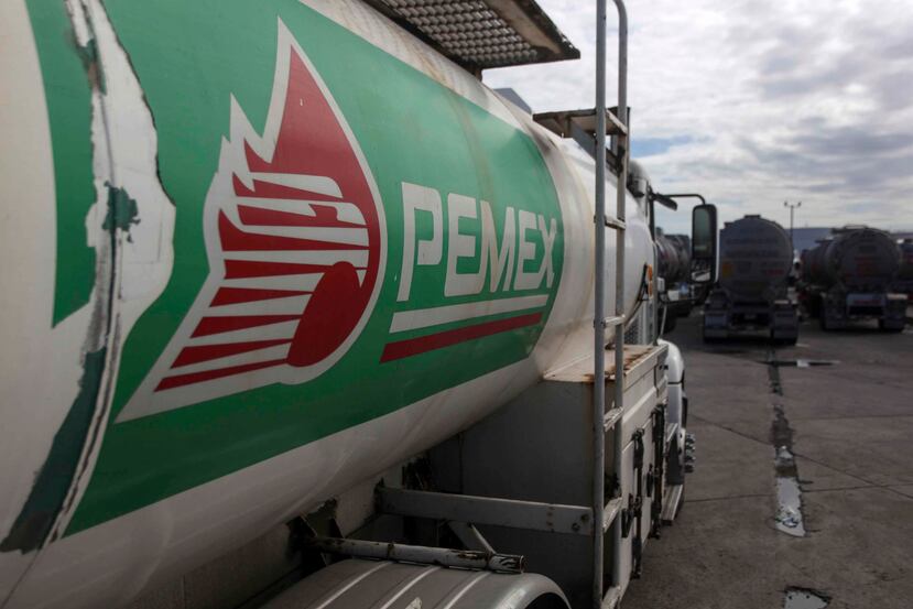 Un camión cisterna espera en la terminal de llenado de Petróleos Mexicanos (Pemex), la petrolera estatal, en el puerto de Veracruz, México, el 30 de diciembre de 2018. (AP /Felix Marquez)