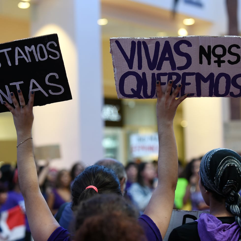 11-25-2017   SAN JUAN, PUERTO RIC0
Manifestaciones de la Colectiva Feminista en Construccion en La Plaza Las Americas para exijir no mas violencia contra mujeres
(Foto Andre Kang / andre.kang@gfrmedia.com)