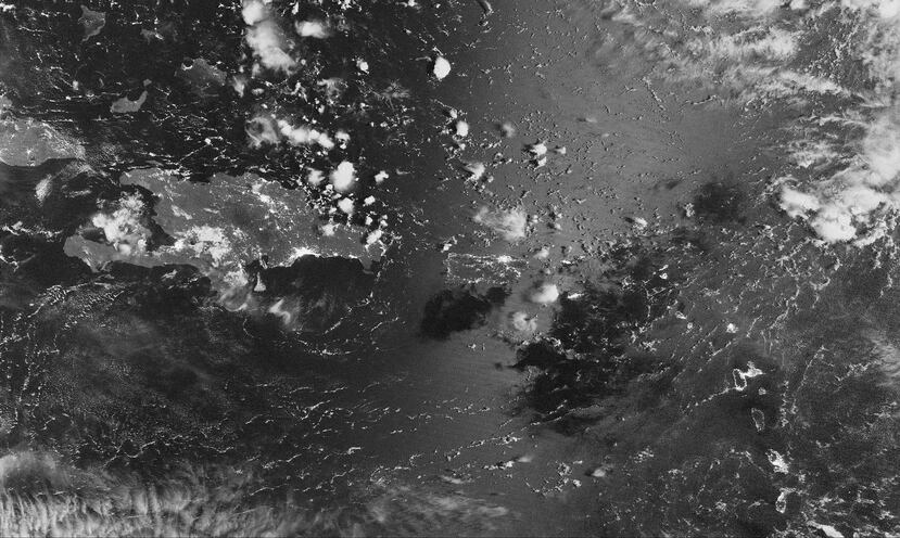 Imagen captada durante la madrugada del jueves, a eso de las 2:30 a.m., cuando ya miles de abonados estaban sin servicio de energía eléctrica. (NASA)