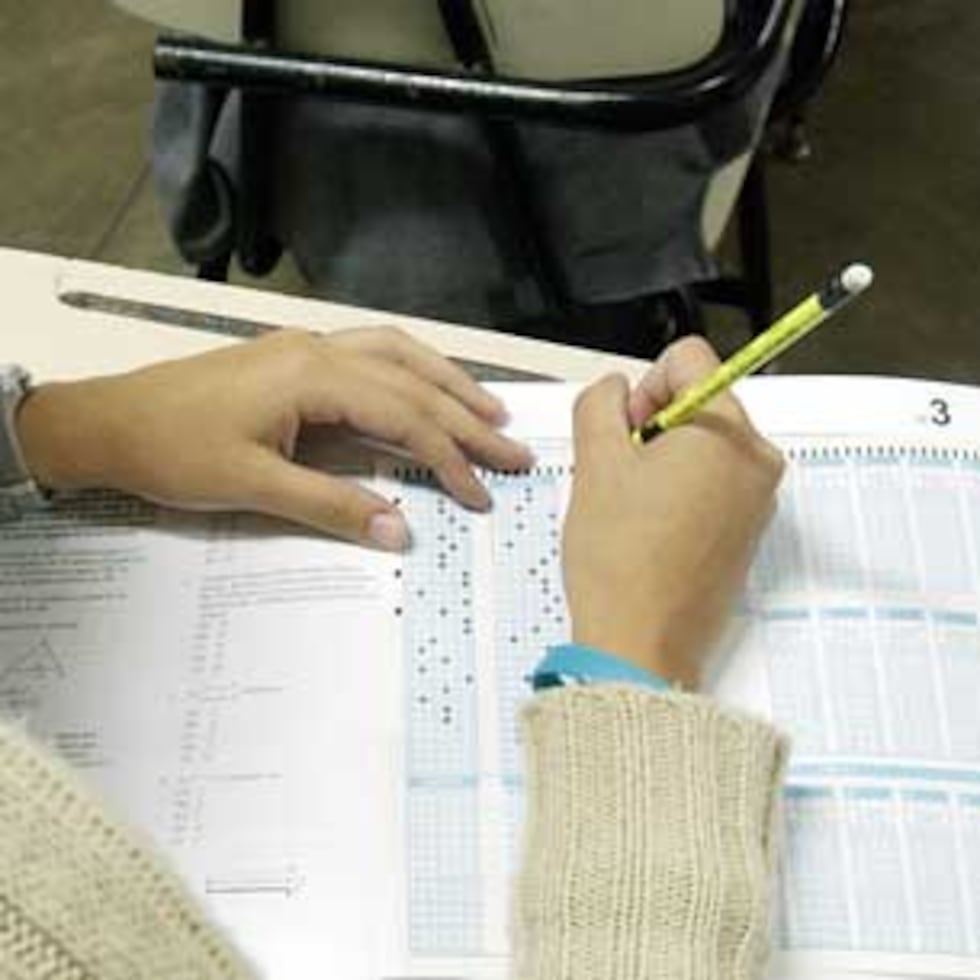 Esta medida legislativa estipula que el Departamento de Educación separará anualmente en su partida presupuestaria los fondos necesarios para el importe de las pruebas y establece que las mismas se darán durante el horario escolar. (Archivo)