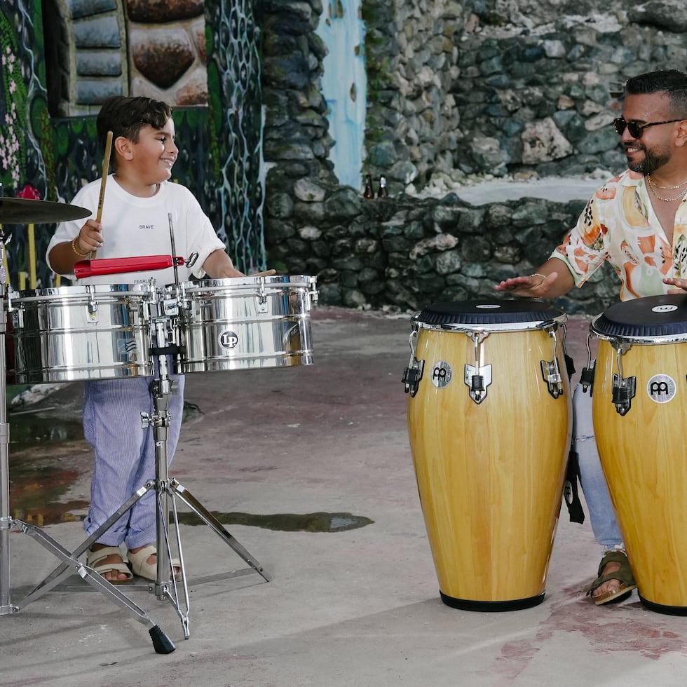 Gerardo Rivas y su hijo Gerardo Gabriel en la grabación del video "Happy".