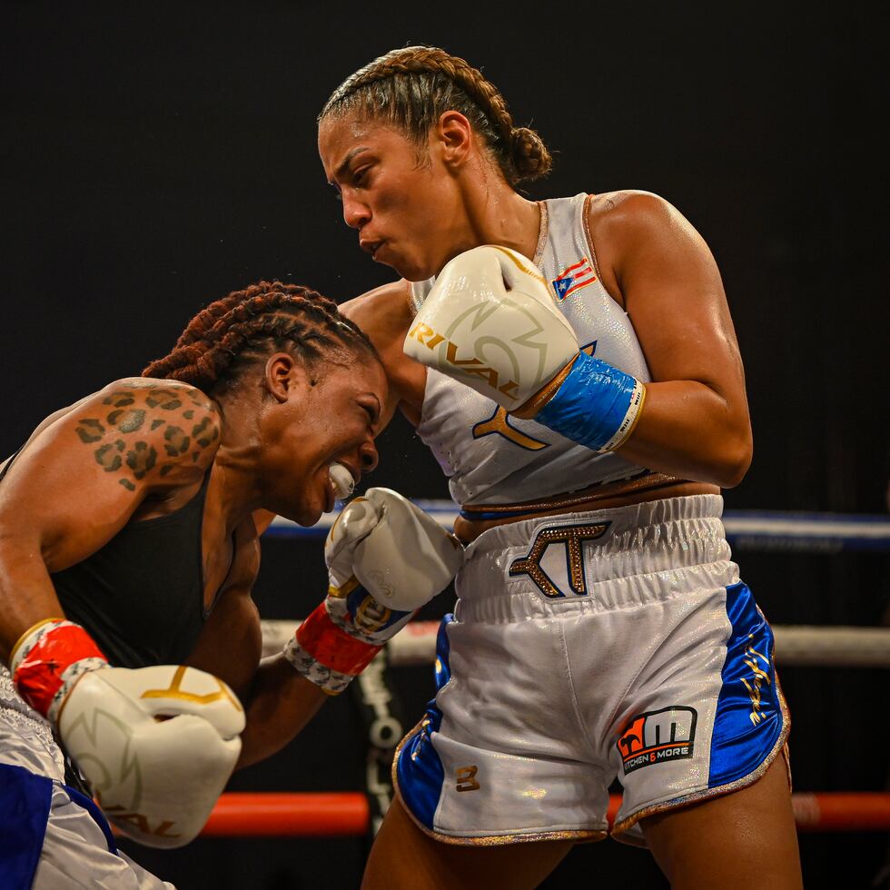 Kiria Tapia, a la derecha, durante su combate contra Clarice Morales, de Ohio.