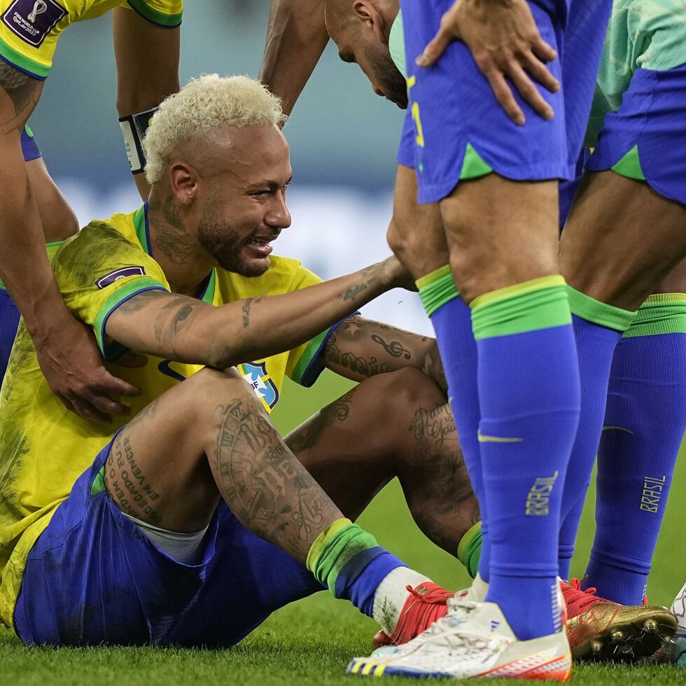 Brasil se despidió de la Copa Mundial en Catar con una dolorosa derrota en penales ante Croacia en los cuartos de final. En la foto, un desconsolado Neymar llora la eliminación. 
