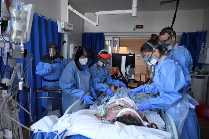 Varios hospitales han descrito situaciones en las que pacientes no aparentan estar faltos de aire, pero aun así tienen niveles de oxígeno bajos en su sangre. (AP / Neil Hall)