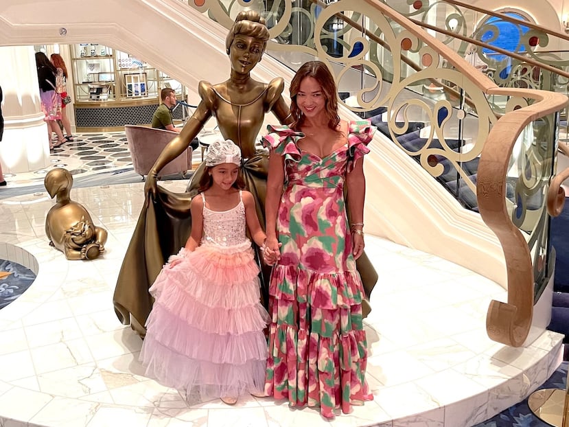 Adamari López, junto a su hija Alaia, a bordo del Disney Wish. (Gregorio Mayí / Especial para GFR Media)