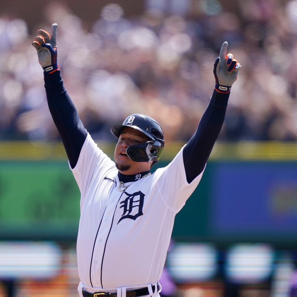 Miguel Cabrera reacciona tras pegar el hit número 3,000 de su carrera.