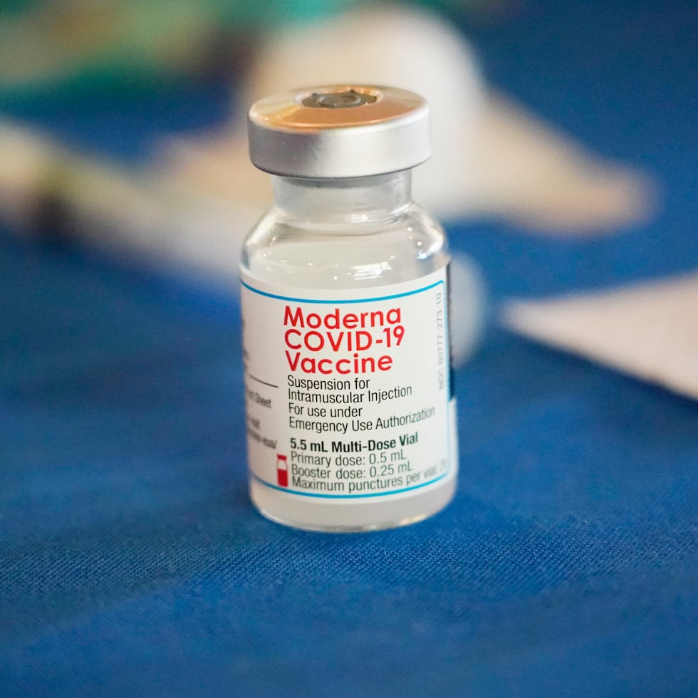 Frasco de la vacuna de Moderna contra el COVID-19.