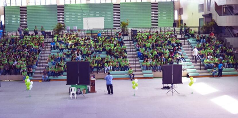 Unos 540 estudiantes de escuelas públicas aprendieron sobre como la luz y la nano biomedicina puede proteger a los seres humanos de las enfermedades, en una charla del doctor Oscar Perales, en la UPR de Mayagüez. (Suministrada / CREST / RUM / UPR)