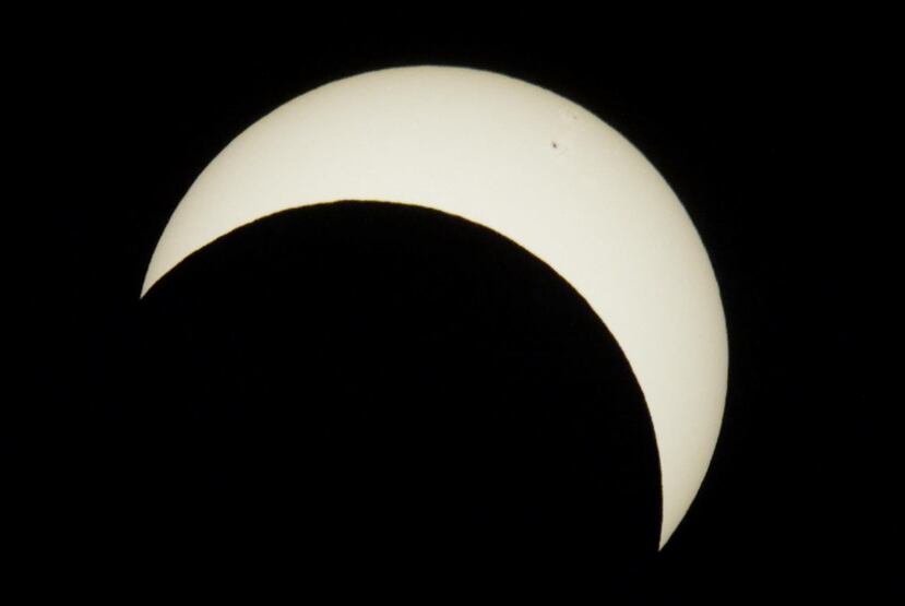 Durante un eclipse solar como el que se podrá ver en la isla la próxima semana, la Luna se interpone entre el Sol y la Tierra. (Archivo)