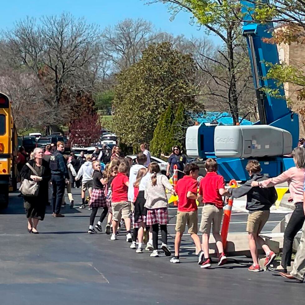 Los niños de la escuela en Nashville son desalojados de los predios.