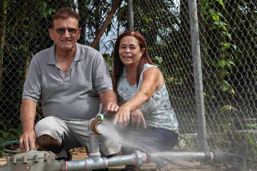 Iris González, presidenta del Comité Comunal Corcovada, junto a Luis Nieves, operador del acueducto. (Jorge A. Ramírez Portela / Especial GFR Media)