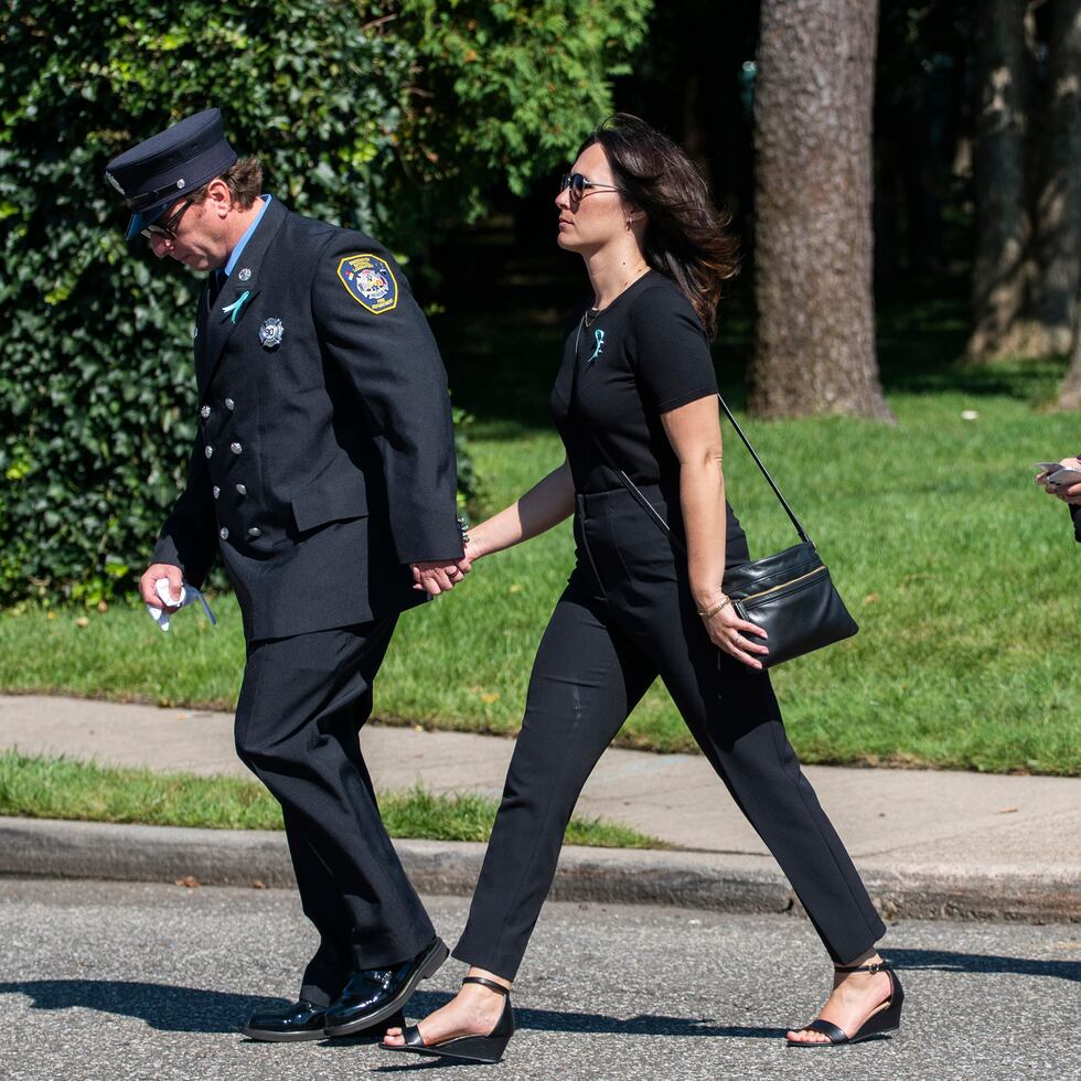 Tres personas llegan al funeral de Gabby Petito, una mujer cuyo cadáver fue hallado hace una semana en el estado de Wyoming, el domingo 26 de septiembre de 2021, en Holbrook, Nueva York.