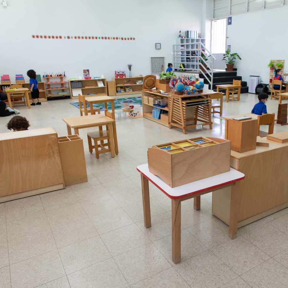 La guía de Casa del Niño -nivel preescolar en la metodología Montessori- Amneris Chaparro asiste a sus estudiantes en las tareas en las que ellos deciden enfocar su atención.