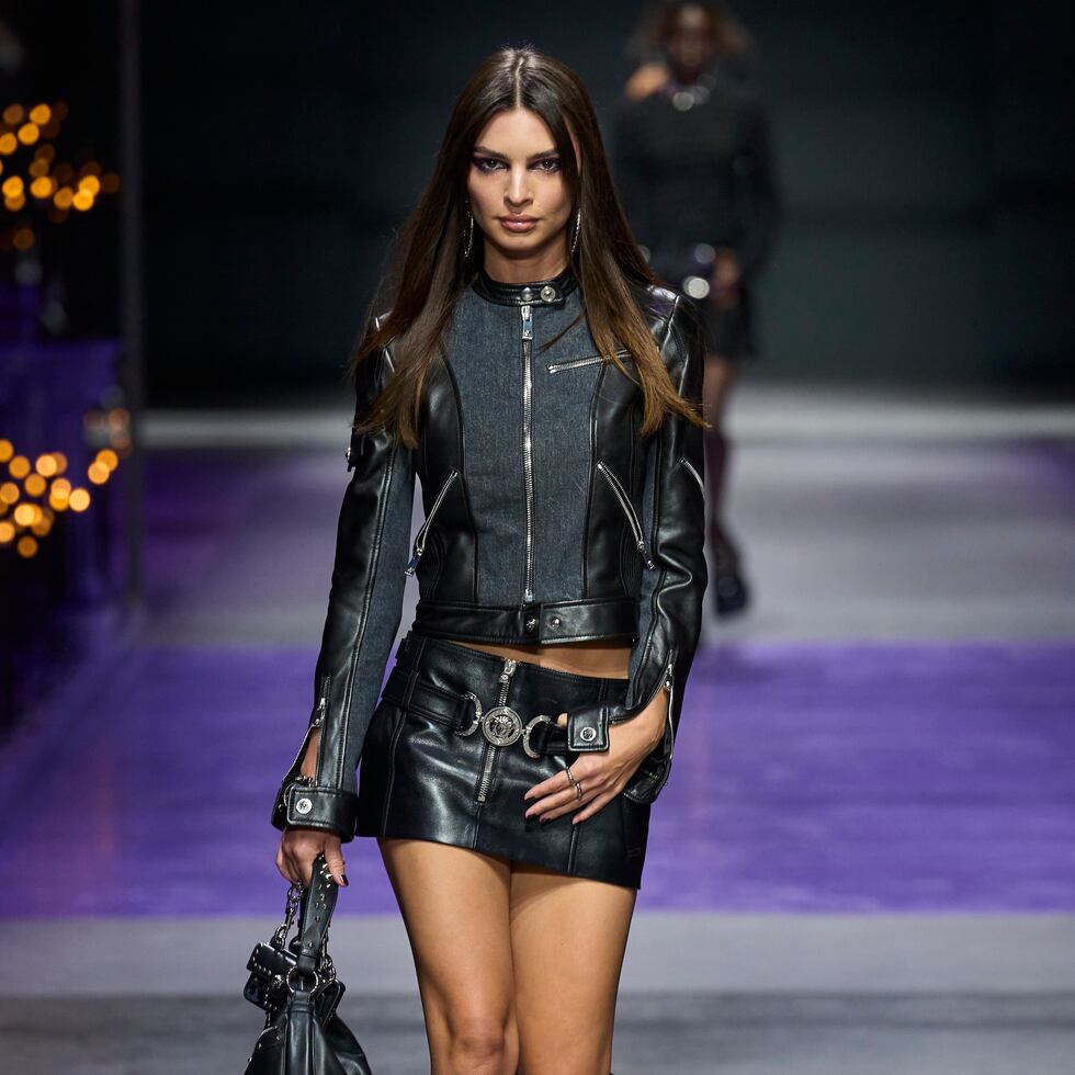 Emily Ratajkowski participó en el desfile y modeló una minifalda de cuero con chaqueta de motociclista y un bolso con tachuelas.