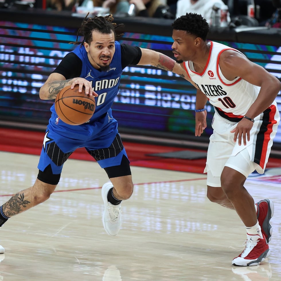 Cole Anthony, del Magic de Orlando, encara a Dennis Smith Jr., de los Trail Blazers, en el encuentro del martes, primero de Portland sin CJ McCollum, a quien cambiaron a Nueva Orleans.