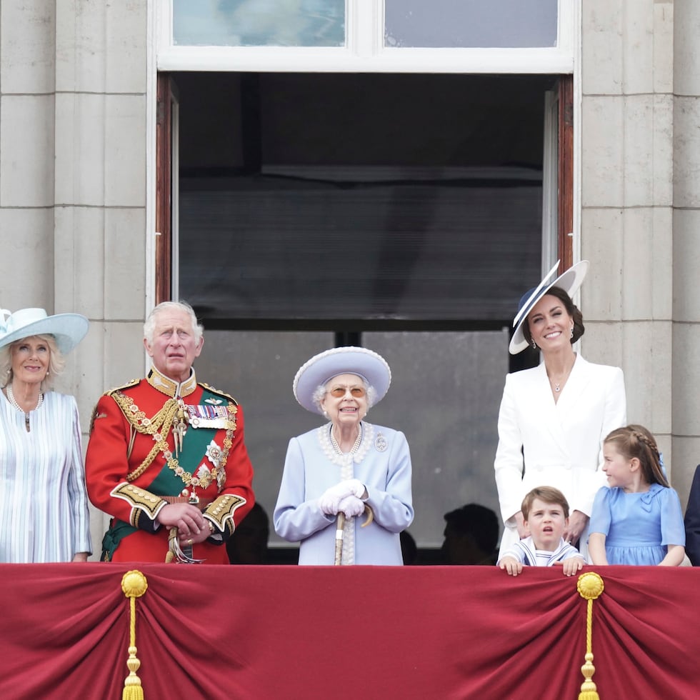 La reina Elizabeth junto a parte de su familia.