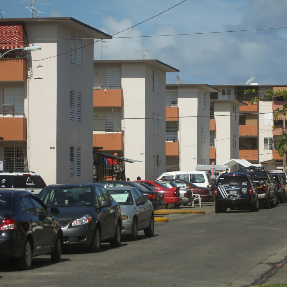 Imagen de archivo de una ocupación reciente de la Policía del residencial Luis Llorens Torres.