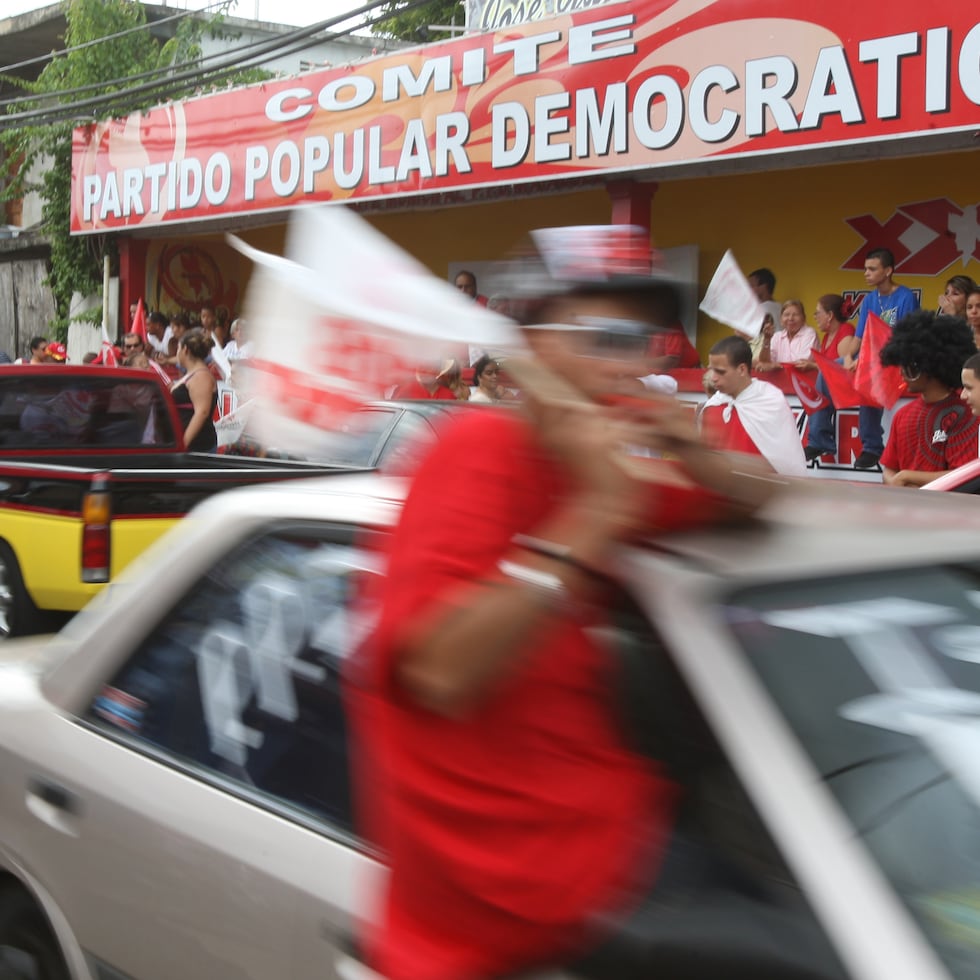 VOTO OESTE JRP  11/04/08 Mayaguez  En el area oeste el ambiente electoral de las eleccines 2008 en las calles era mucho mas tranquilo que en elecciones anteriores ( 2004 y 2000 ).  En la foto ;  vista del movimiento frente al comite del PPD en Mayaguez temprano en la tarde .  Jorge A Ramirez Portela .  El Nuevo Dia  elecciones votacion electores caravana partidos politicos