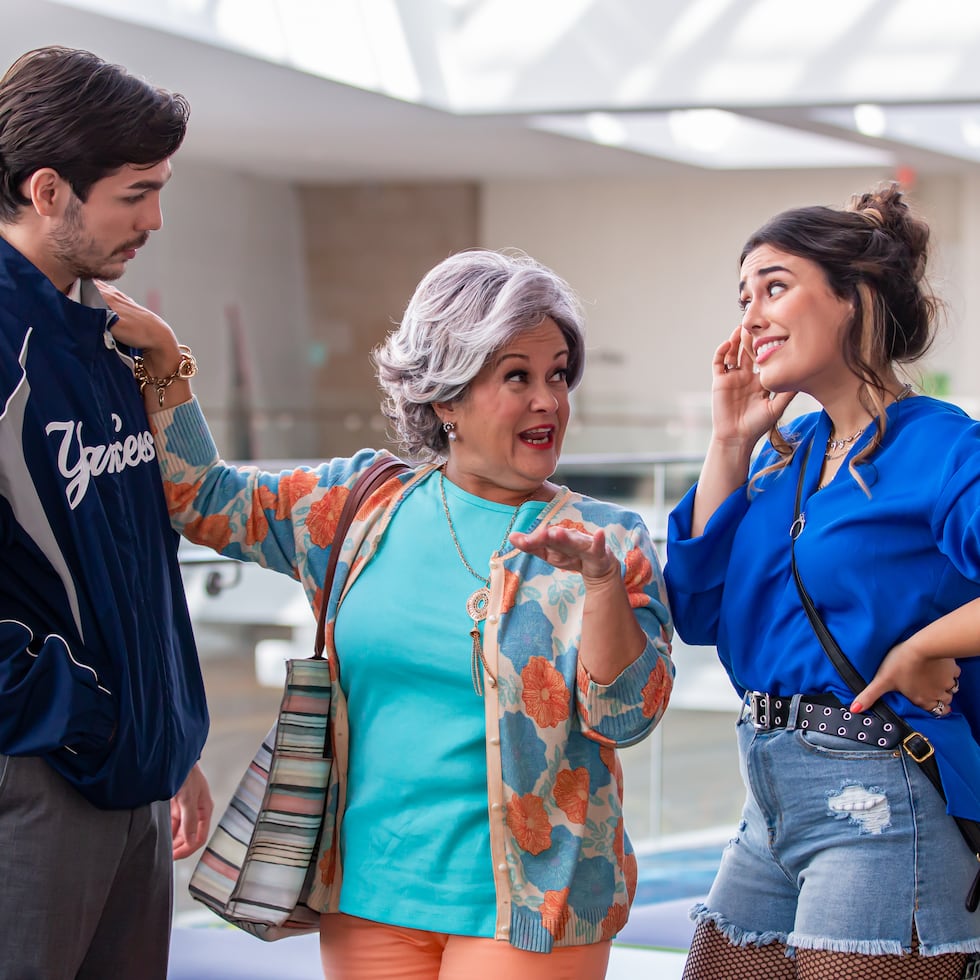 El actor Luis Obed Velázquez, junto a las actrices Magali Carrasquillo y Amanda Rivera, quienes protagonizan una de las historias del musical.